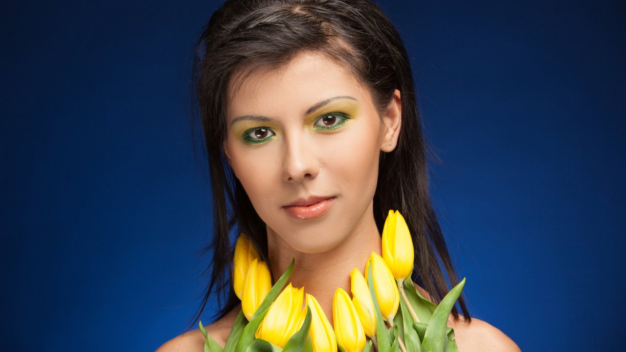 Обои цветы, девушка, взгляд, тюльпаны, макияж, желтые, плаза, flowers, girl, look, tulips, makeup, yellow, plaza разрешение 2000x1333 Загрузить