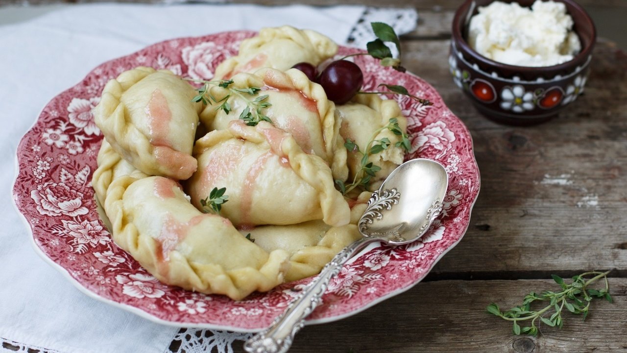 Обои вишни, тарелка, ложка, творог, вареники, cherry, plate, spoon, cheese, dumplings разрешение 1920x1465 Загрузить