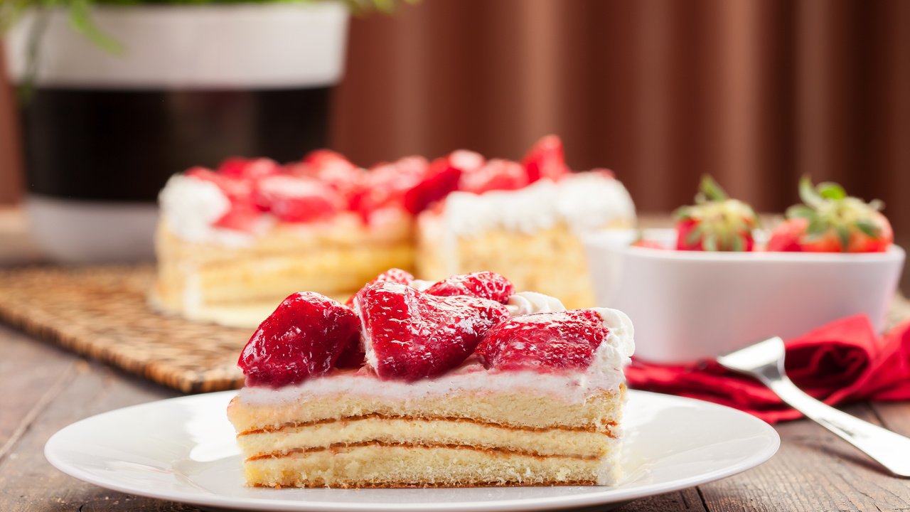 Обои крем для торта, клубника, ягоды, сливки, торт, пирожное, кусочек, cream cake, strawberry, berries, cream, cake, piece разрешение 2560x1600 Загрузить