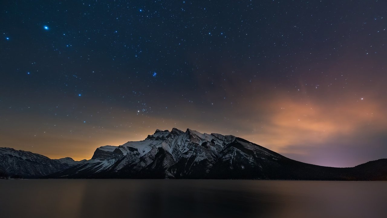 Обои небо, свет, озеро, горы, отражение, звезды, зеркало, the sky, light, lake, mountains, reflection, stars, mirror разрешение 1920x1200 Загрузить