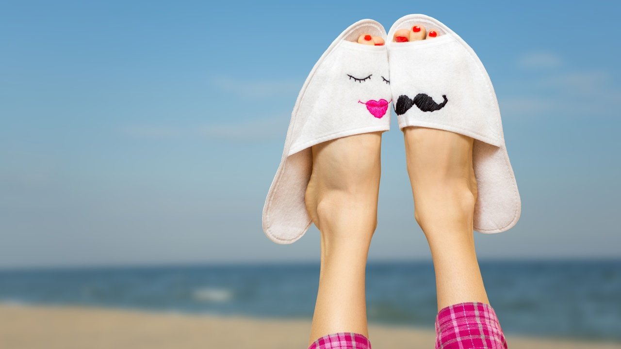 Обои пляж, лето, ноги, отдых, юмор, тапочки, beach, summer, feet, stay, humor, slippers разрешение 2880x1799 Загрузить