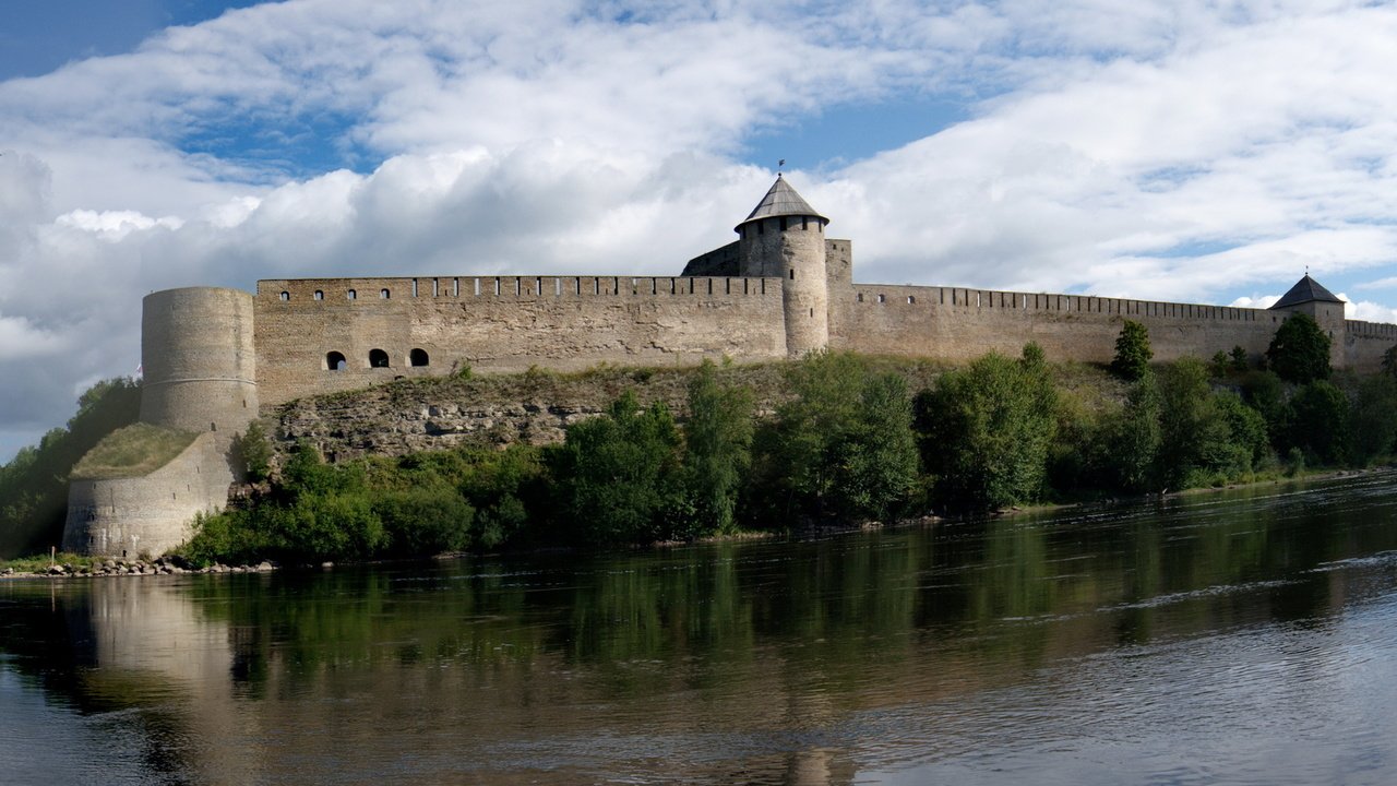 Обои небо, облака, река, крепость, ивангород, the sky, clouds, river, fortress, ivangorod разрешение 1920x1200 Загрузить