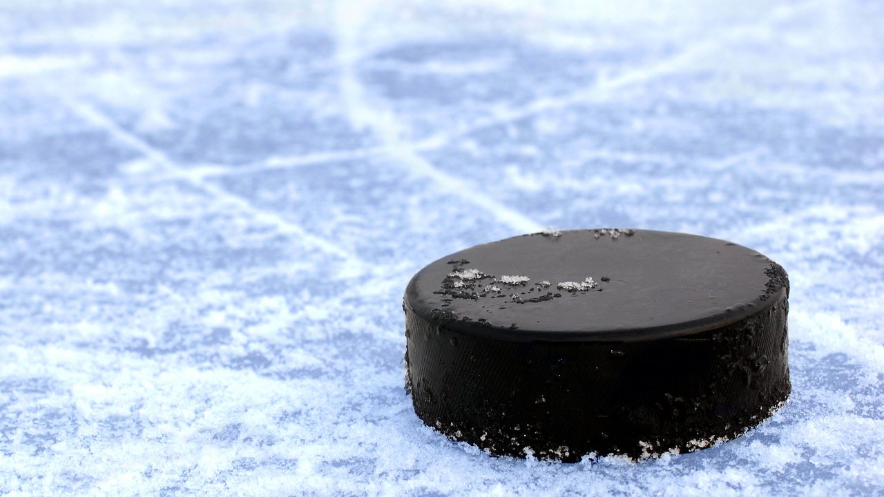 Обои полосы, хоккей, лёд, черная, шайба, на, от, льду, strip, hockey, ice, black, washer, on, from разрешение 2560x1600 Загрузить