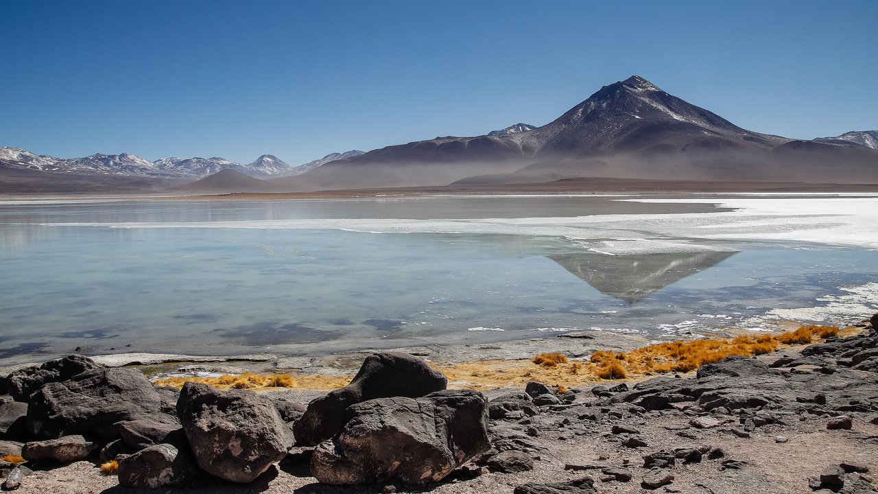 Обои небо, озеро, горы, камни, берег, боливия, the sky, lake, mountains, stones, shore, bolivia разрешение 2048x1365 Загрузить