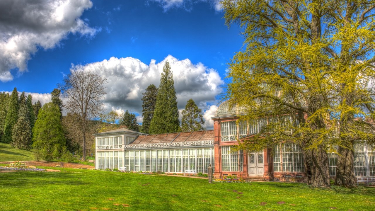 Обои небо, облака, деревья, здание, schlosspark wilhelmshohe, the sky, clouds, trees, the building разрешение 2880x1921 Загрузить