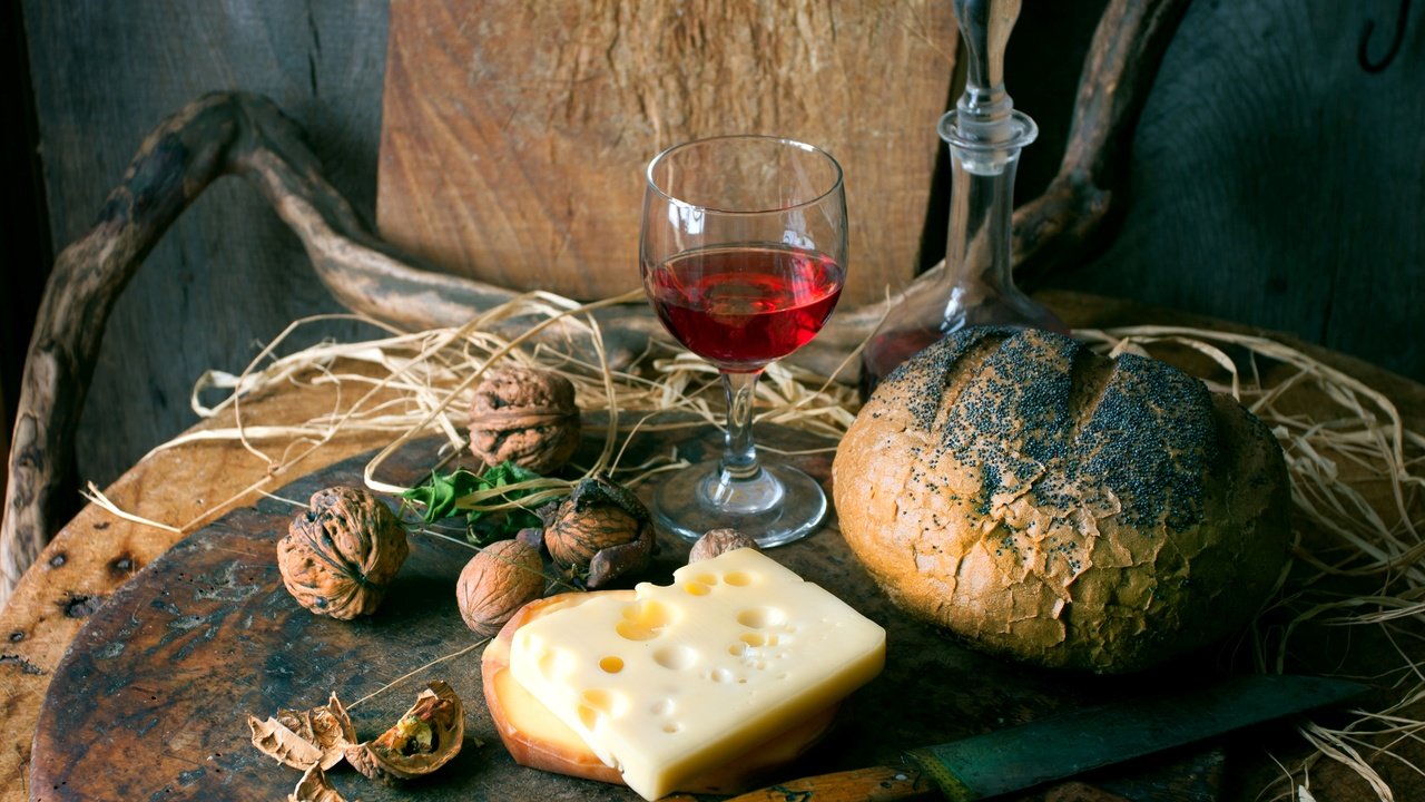 Обои орехи, графин, стол, бокал, сыр, хлеб, вино, нож, красное, nuts, decanter, table, glass, cheese, bread, wine, knife, red разрешение 3543x2489 Загрузить