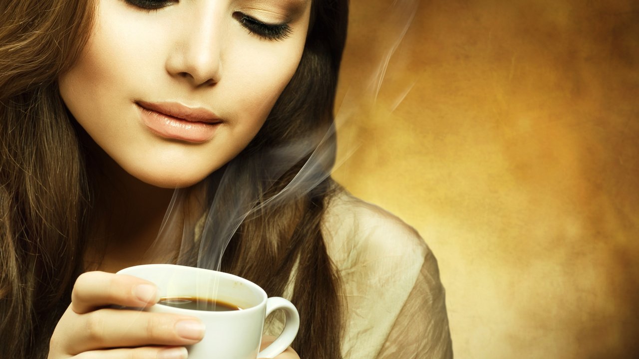 Обои девушка, настроение, кофе, модель, чашка, аромат, шатенка, girl, mood, coffee, model, cup, aroma, brown hair разрешение 2560x2339 Загрузить