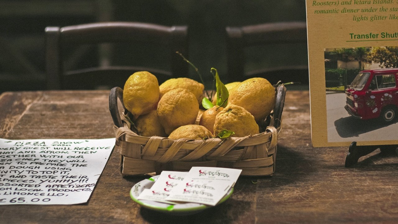 Обои фрукты, стол, натюрморт, лимоны, цитрусы, записи, fruit, table, still life, lemons, citrus, records разрешение 2880x1920 Загрузить