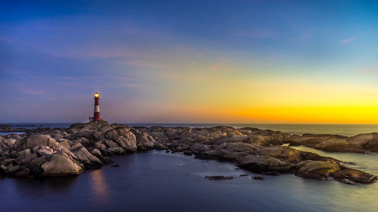 Обои небо, свет, закат, отражение, море, маяк, горизонт, the sky, light, sunset, reflection, sea, lighthouse, horizon разрешение 2048x1152 Загрузить