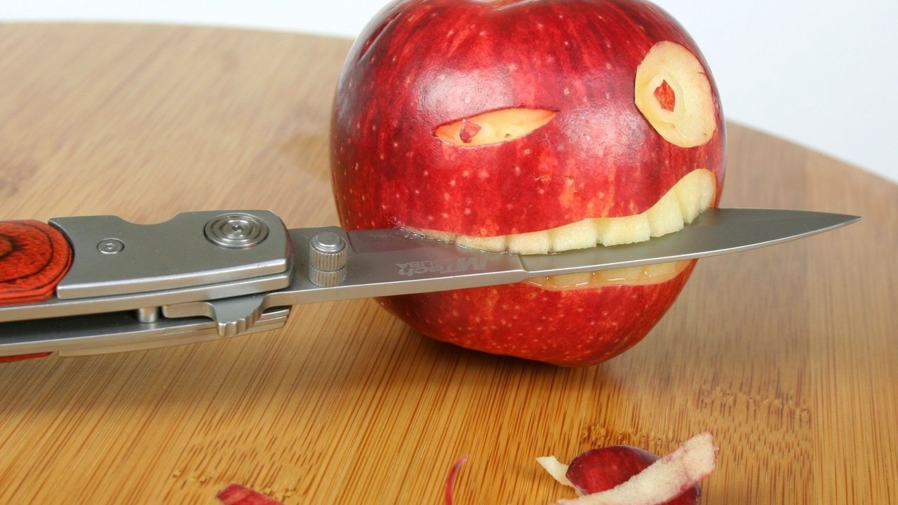 Обои глаза, стол, зубы, яблоко, нож, eyes, table, teeth, apple, knife разрешение 2560x1600 Загрузить