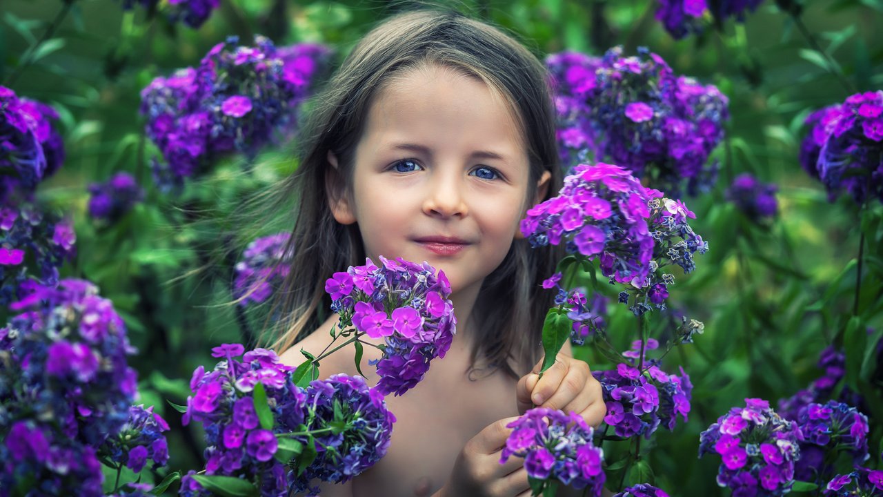 Обои цветы, портрет, взгляд, дети, девочка, flowers, portrait, look, children, girl разрешение 2000x1335 Загрузить