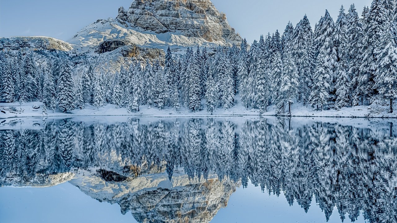 Обои деревья, dolomites, озеро, горы, снег, зима, отражение, пейзаж, италия, trees, lake, mountains, snow, winter, reflection, landscape, italy разрешение 2880x2160 Загрузить