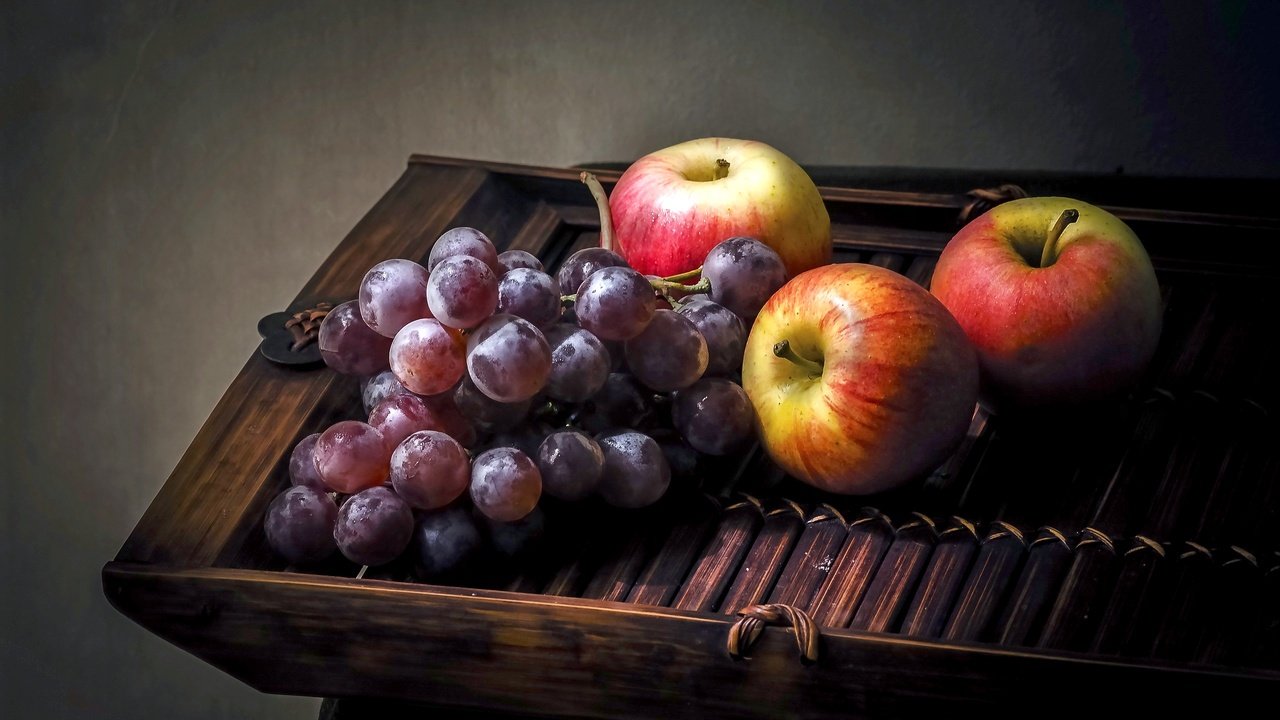 Обои виноград, фрукты, яблоки, натюрморт, grapes, fruit, apples, still life разрешение 2560x1696 Загрузить