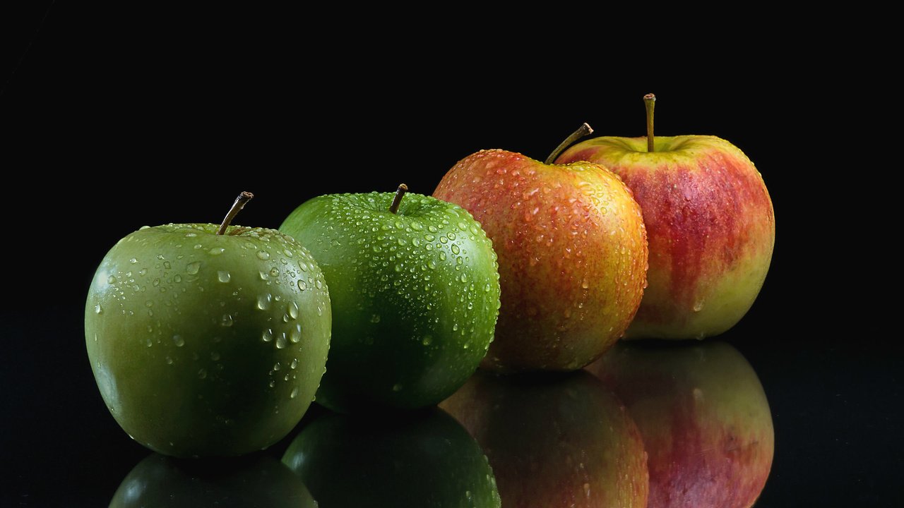 Обои вода, капли, фрукты, яблоки, черный фон, water, drops, fruit, apples, black background разрешение 2048x1260 Загрузить