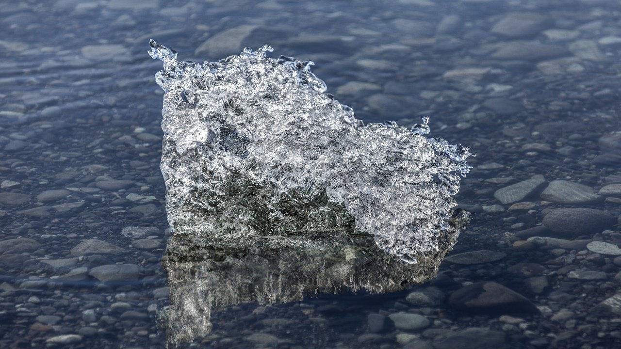 Обои вода, зима, лёд, блеск, холод, камешки, льдина, water, winter, ice, shine, cold, pebbles, floe разрешение 2048x1256 Загрузить