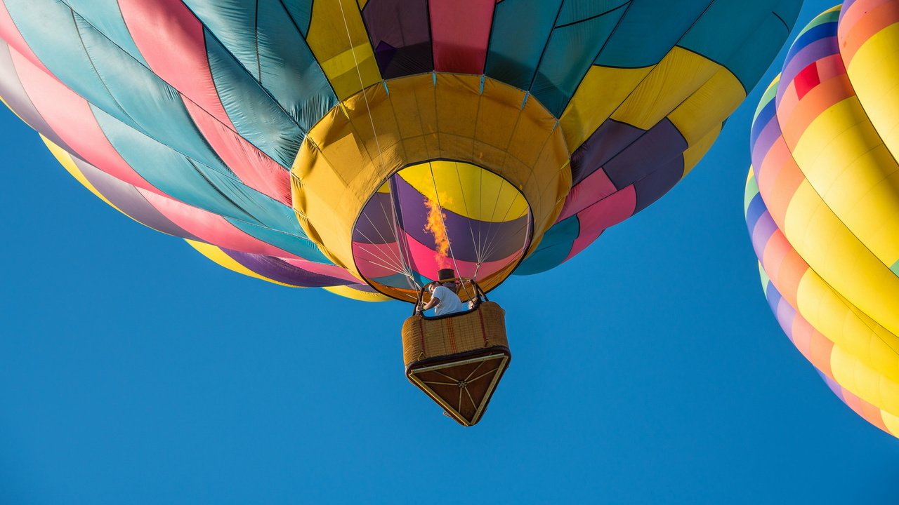 Обои небо, полет, спорт, воздушные шары, the sky, flight, sport, balloons разрешение 2047x1108 Загрузить