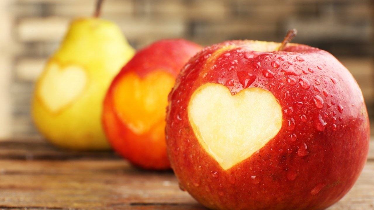 Обои капли, сердечко, фрукты, яблоки, сердце, груши, drops, heart, fruit, apples, pear разрешение 2880x2050 Загрузить