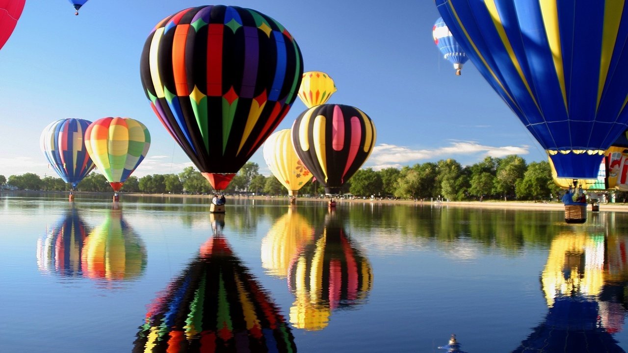 Обои небо, деревья, вода, озеро, воздушный шар, the sky, trees, water, lake, balloon разрешение 2560x1440 Загрузить