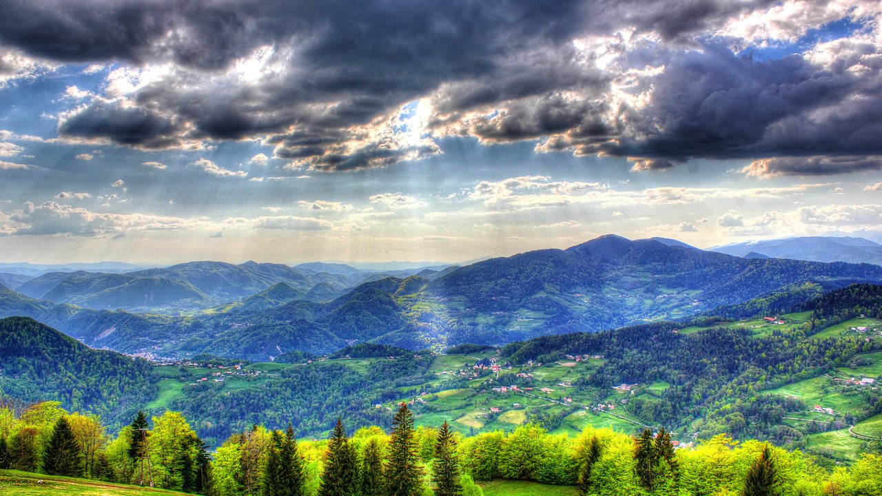 Обои небо, облака, горы, пейзаж, ель, леса, словения, the sky, clouds, mountains, landscape, spruce, forest, slovenia разрешение 2560x1600 Загрузить