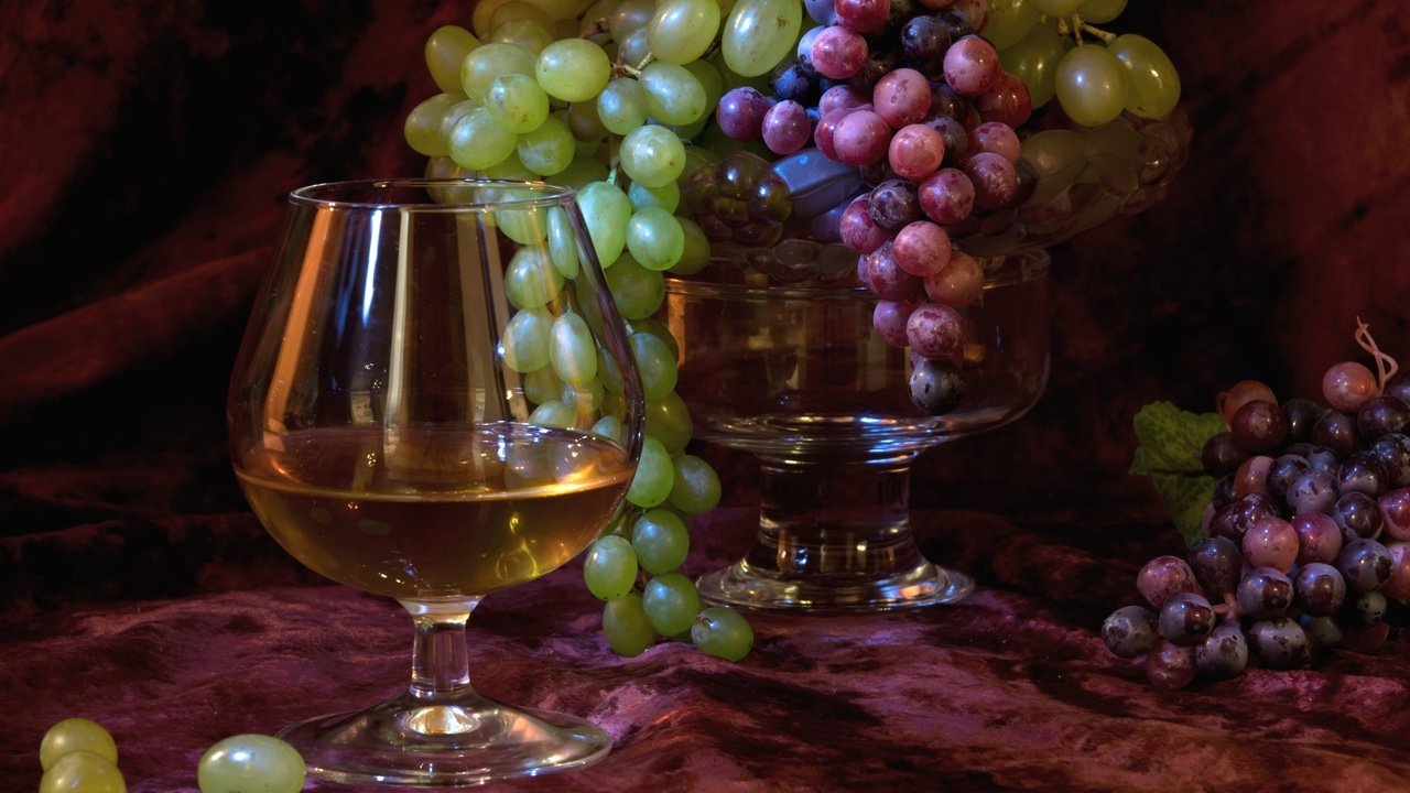 Обои виноград, бокал, ягоды, коньяк, grapes, glass, berries, cognac разрешение 2534x1619 Загрузить