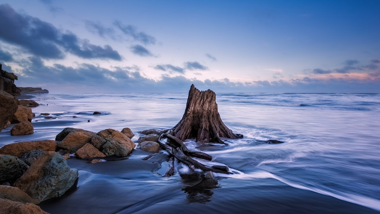 Обои небо, облака, вечер, скалы, камни, море, отлив, the sky, clouds, the evening, rocks, stones, sea, tide разрешение 2048x1152 Загрузить