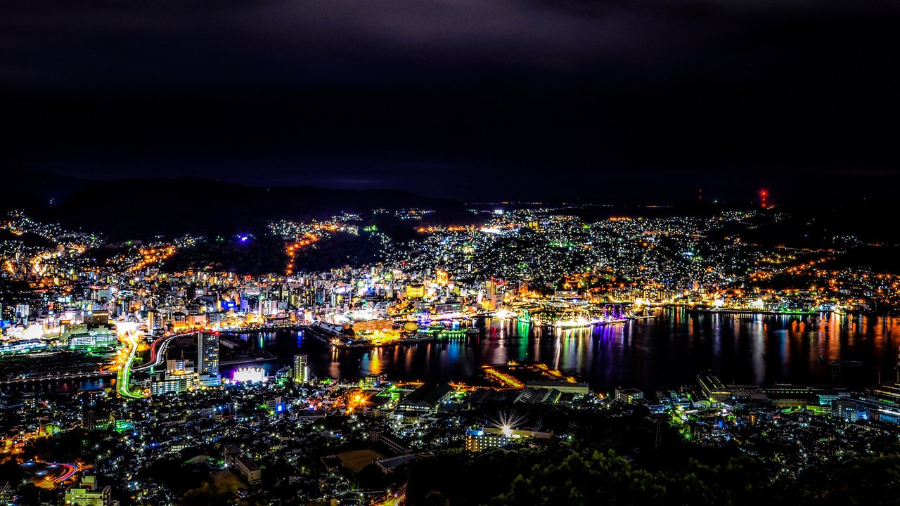 Обои ночь, огни, пейзаж, город, япония, нагасаки, night, lights, landscape, the city, japan, nagasaki разрешение 2048x1159 Загрузить