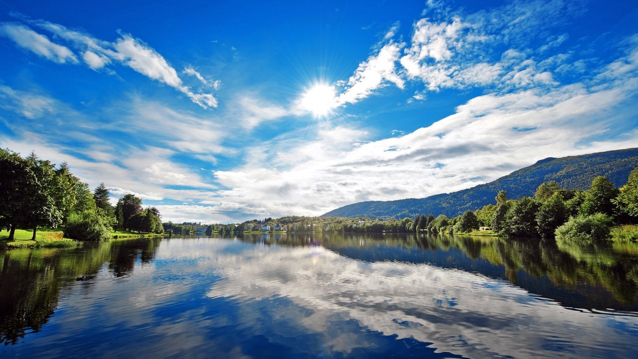 Обои небо, облака, деревья, озеро, горы, солнце, природа, отражение, the sky, clouds, trees, lake, mountains, the sun, nature, reflection разрешение 2560x1600 Загрузить