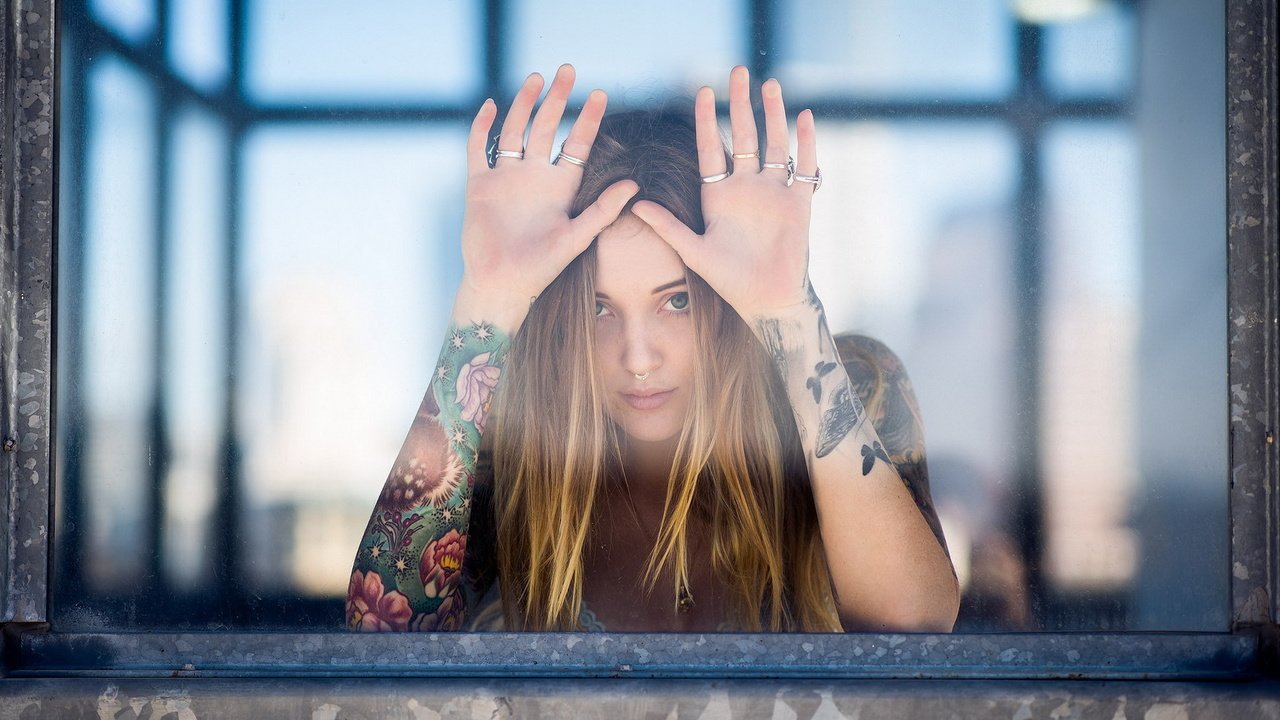 Обои девушка, тату, окно, girl, tattoo, window разрешение 1920x1200 Загрузить