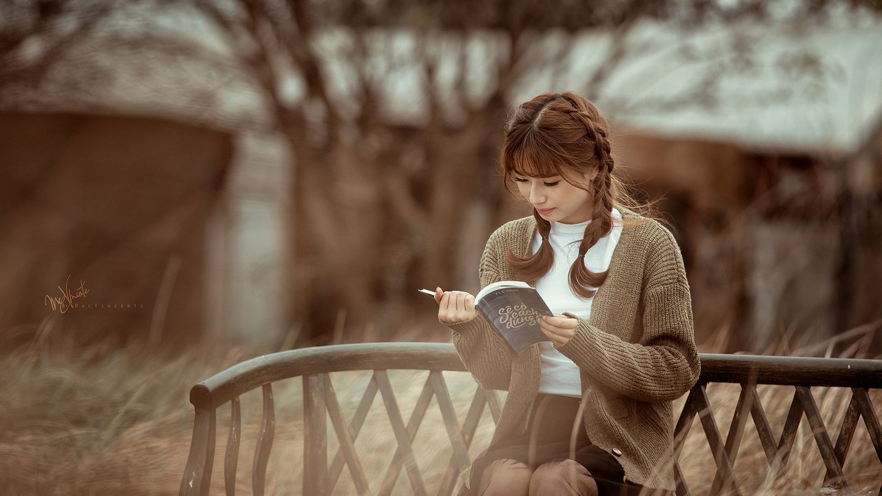 Обои девушка, сидит, книга, азиатка, косички, читает, girl, sitting, book, asian, braids, reads разрешение 2048x1367 Загрузить