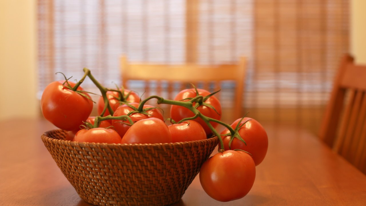 Обои красные, стол, овощи, помидоры, томаты, red, table, vegetables, tomatoes разрешение 5760x3840 Загрузить