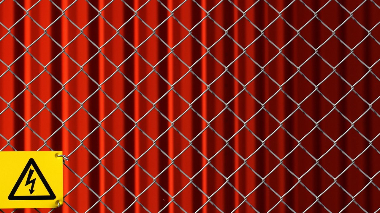Обои фон, забор, сетка, знак, background, the fence, mesh, sign разрешение 1920x1216 Загрузить