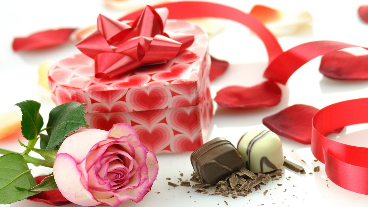 Обои роза, лента, шоколад, коробка, rose, tape, chocolate, box разрешение 1920x1200 Загрузить