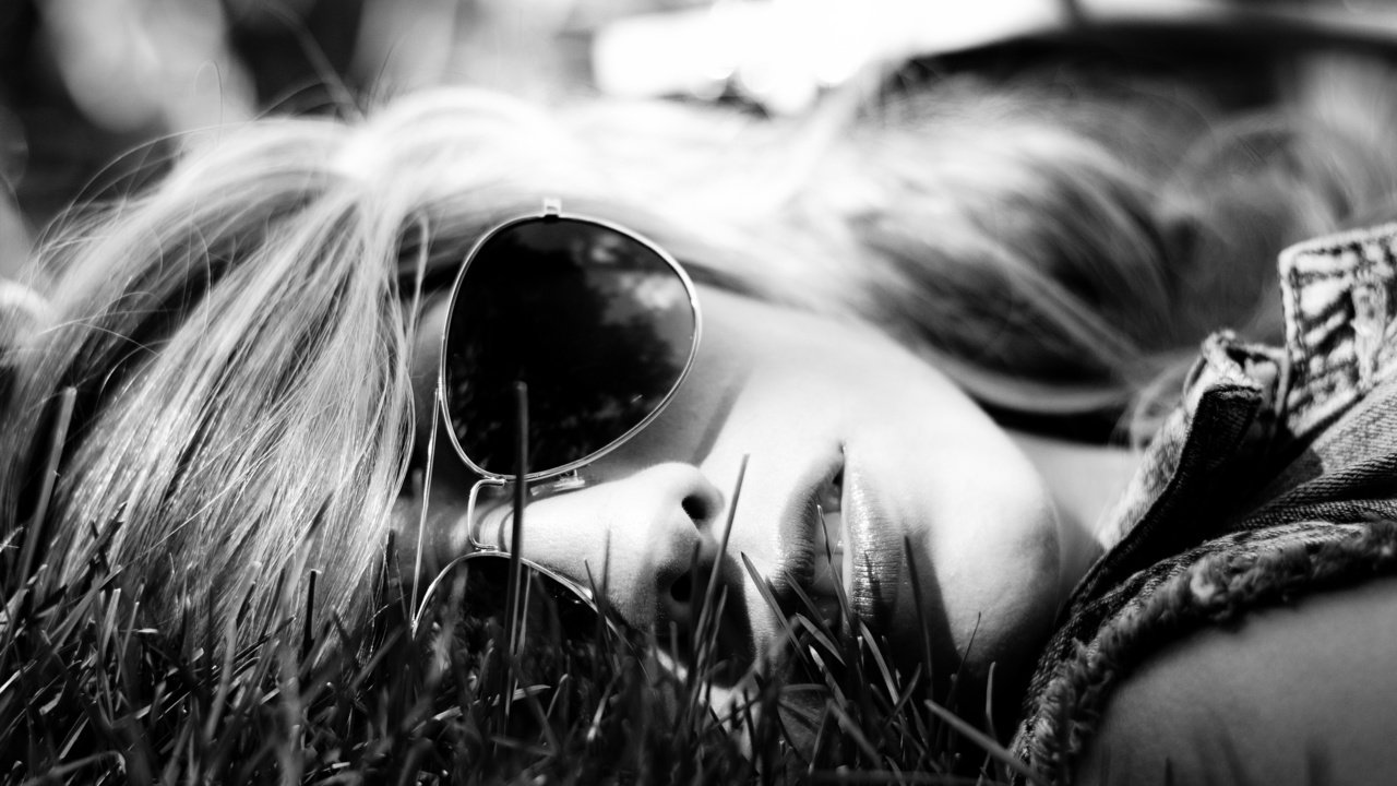 Обои трава, девушка, очки, лежит, grass, girl, glasses, lies разрешение 2048x1356 Загрузить