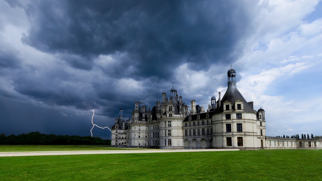 Обои небо, тучи, молния, замок, франция, гроза, франци, chateau de chambord, шато шамбор, the sky, clouds, lightning, castle, france, the storm, chateau chambord разрешение 2048x1255 Загрузить