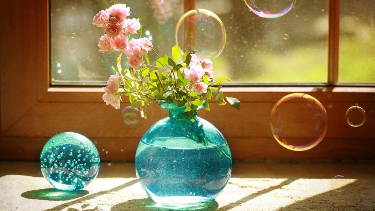 Обои розы, мыльные пузыри, стеклянный шар, пузыри, роз, шар, букет, окно, ваза, голубая, натюрморт, roses, glass globe, bubbles, ball, bouquet, window, vase, blue, still life разрешение 1920x1200 Загрузить