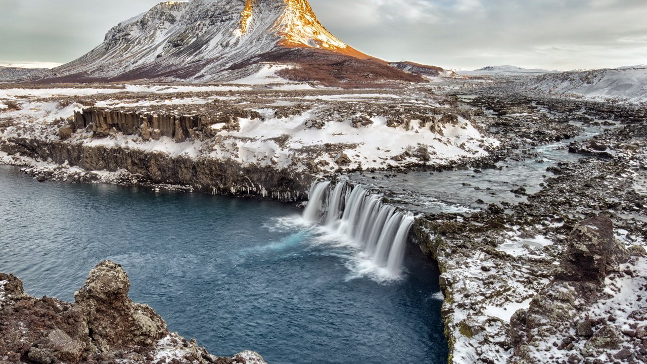 Обои река, скалы, снег, камни, зима, гора, водопад, river, rocks, snow, stones, winter, mountain, waterfall разрешение 2560x1600 Загрузить