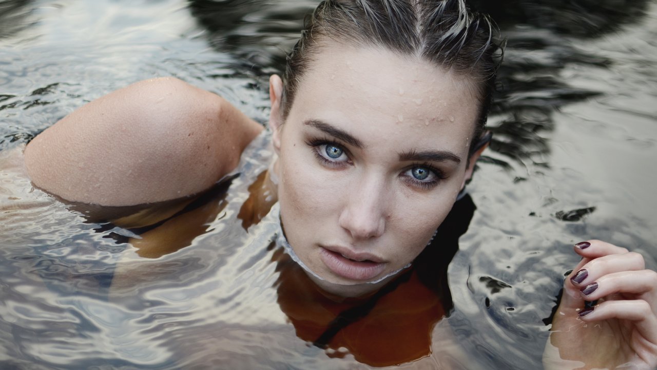 Обои глаза, вода, взгляд, модель, эмили дойл, eyes, water, look, model, emily doyle разрешение 4406x3078 Загрузить