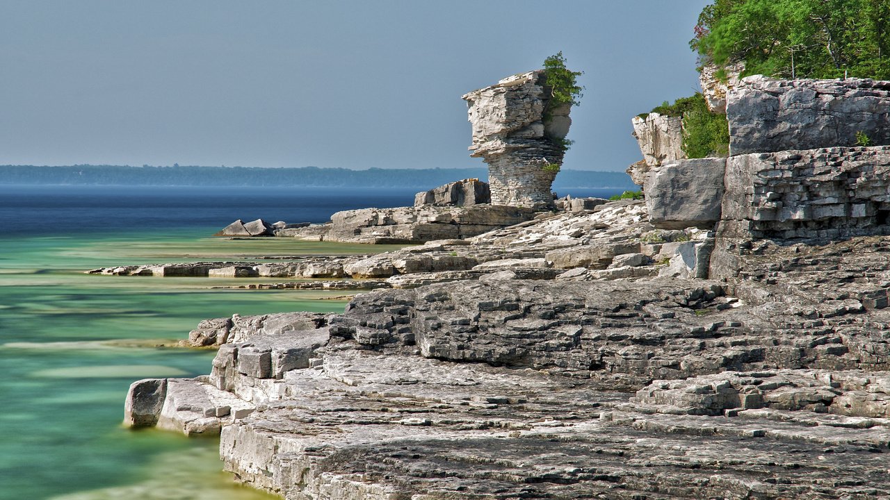 Обои деревья, озеро, скалы, пейзаж, канада, онтарио, bruce peninsula national park, trees, lake, rocks, landscape, canada, ontario разрешение 2048x1365 Загрузить