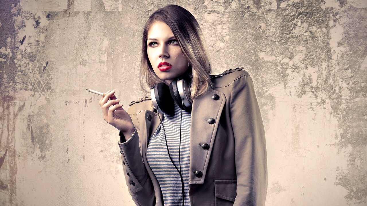 Обои девушка, взгляд, наушники, губы, лицо, сигарета, girl, look, headphones, lips, face, cigarette разрешение 1920x1080 Загрузить