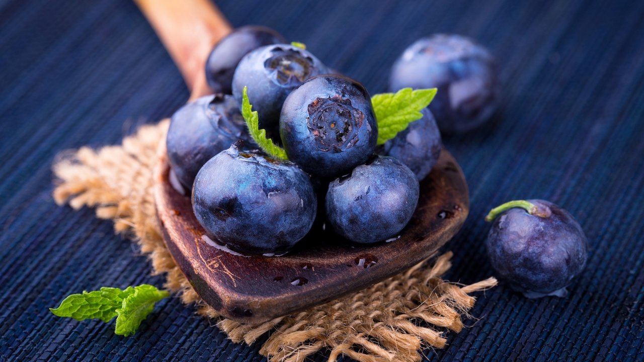 Обои макро, еда, ягоды, черника, деревянная, лопатка, macro, food, berries, blueberries, wooden, blade разрешение 2880x1920 Загрузить