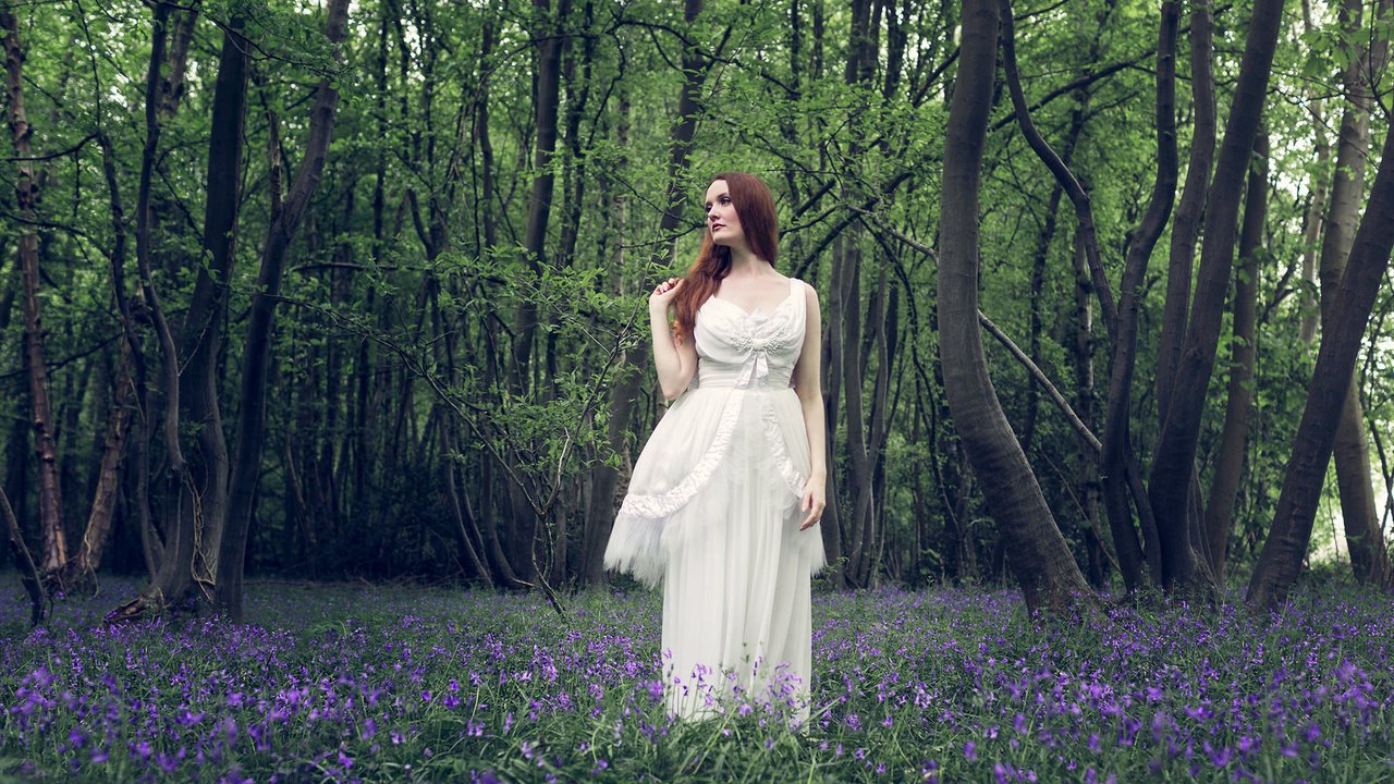 Обои цветы, лес, волосы, женщина, белое платье, flowers, forest, hair, woman, white dress разрешение 1943x1365 Загрузить