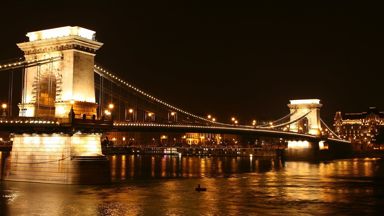 Обои ночь, огни, река, венгрия, будапешт, дунай, цепной мост, night, lights, river, hungary, budapest, the danube, chain bridge разрешение 3861x1642 Загрузить