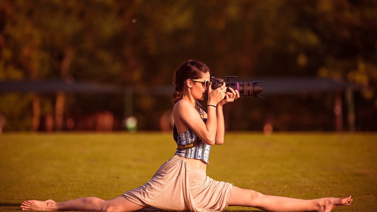 Обои девушка, очки, фотограф, камера, шпагат, girl, glasses, photographer, camera, twine разрешение 2000x1335 Загрузить