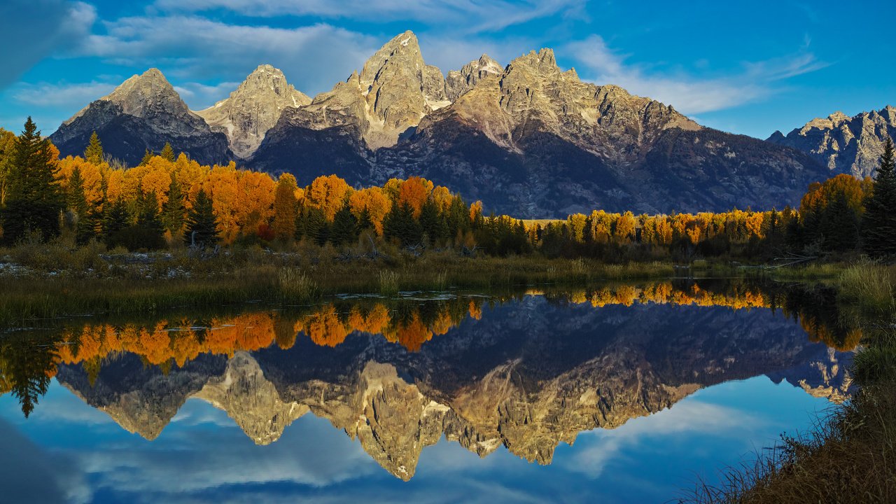 Обои небо, облака, озеро, горы, лес, отражение, осень, the sky, clouds, lake, mountains, forest, reflection, autumn разрешение 2048x1327 Загрузить