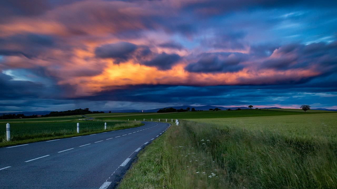 Обои небо, дорога, трава, закат, поле, the sky, road, grass, sunset, field разрешение 1920x1223 Загрузить