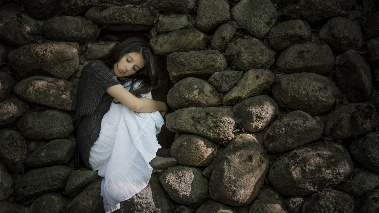 Обои камни, девушка, настроение, фон, поза, стена, закрытые глаза, stones, girl, mood, background, pose, wall, closed eyes разрешение 2560x1600 Загрузить