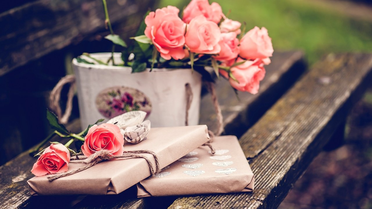 Обои розы, скамейка, букет, подарок, roses, bench, bouquet, gift разрешение 2600x1730 Загрузить