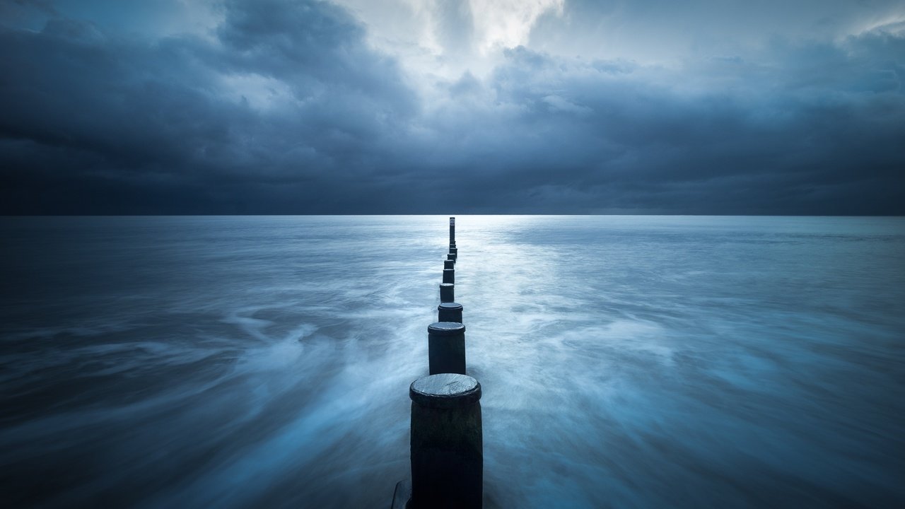 Обои небо, буря, море, сваи, облачно, морской пейзаж, pillars, the sky, storm, sea, piles, cloudy, seascape разрешение 2048x1367 Загрузить