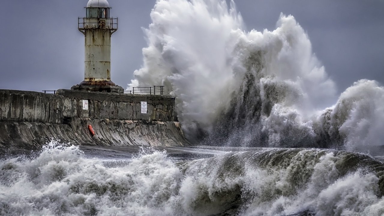 Обои море, маяк, волна, шторм, sea, lighthouse, wave, storm разрешение 2047x1265 Загрузить