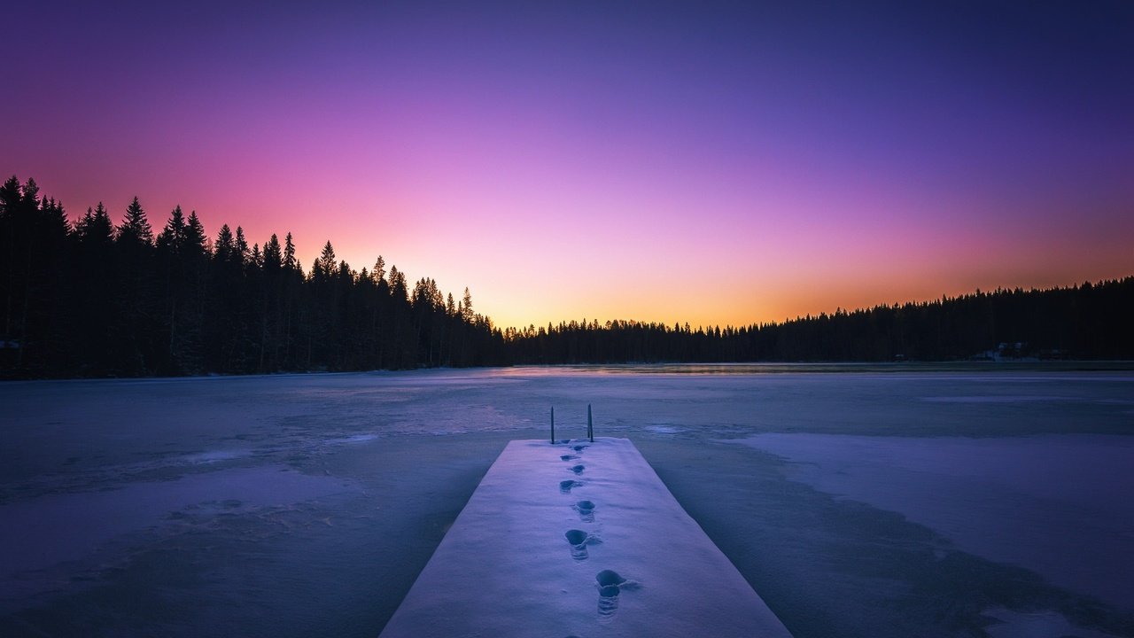 Обои небо, озеро, снег, закат, мост, следы, the sky, lake, snow, sunset, bridge, traces разрешение 2048x1334 Загрузить